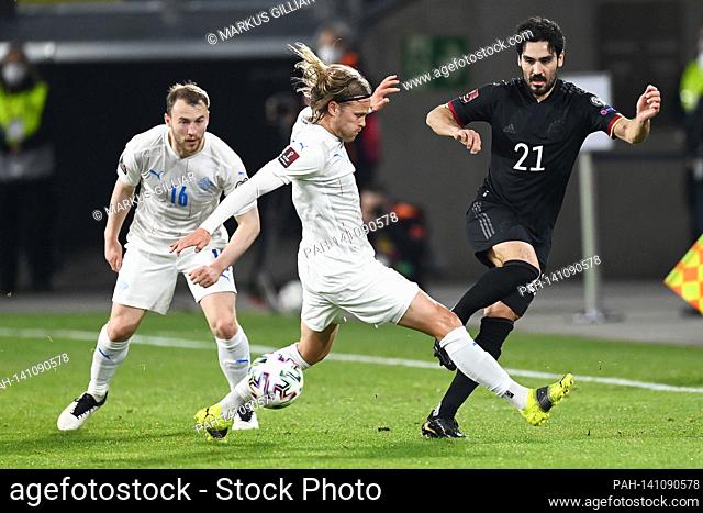 duels, duel between Birkir Bjarnason (Iceland) and Ilkay Guendogan (Germany). GES / Fussball / WM-Qualifikation: Germany - Iceland, 25.03