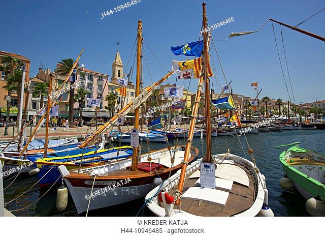 France, Europe, South of France, Cote d'Azur, Sanary-sur-Mer, fishing harbour, harbour, port, fishing boats, boats, outside, day