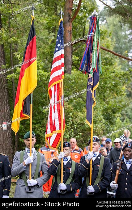 18 August 2021, Bavaria, Pegnitz: Flag bearers of the US military and the Bundeswehr stand side by side during a commemoration of a helicopter crash