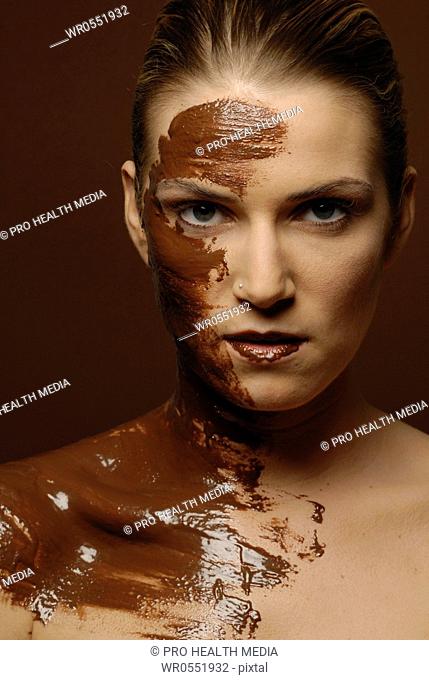Natural cosmetics : chocolate - face of a young woman