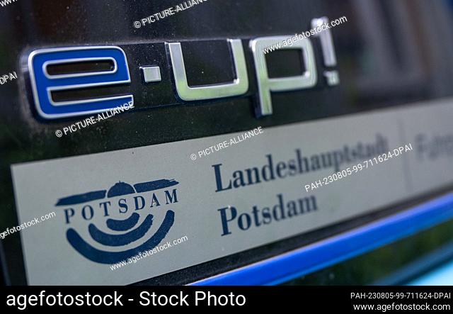 PRODUCTION - 04 August 2023, Brandenburg, Potsdam: A sticker with the city's logo and the inscription ""Landeshauptstadt Potsdam"" is affixed to a VW e-car