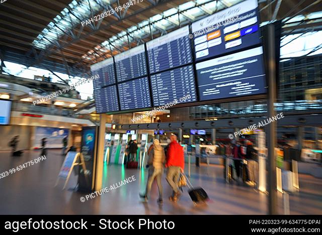 23 March 2022, Hamburg: Passengers walk with their luggage to check-in in Terminal 2 at Hamburg Airport. After the warning strike at Hamburg Airport