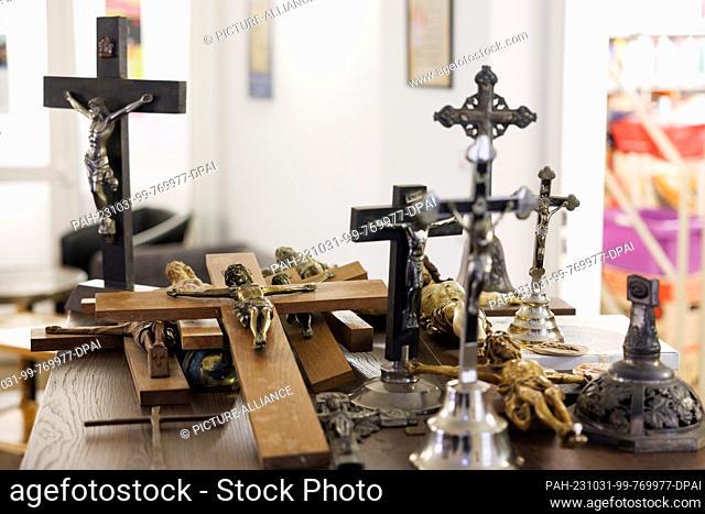 PRODUCTION - 20 October 2023, Lower Saxony, Osnabrück: View of various crucifixes in the Osnabrück Diocesan Library. Benedictine Sister Josefine has made a...