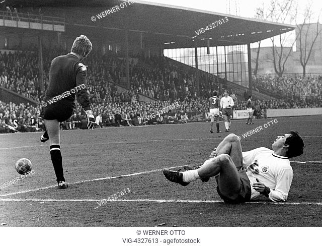 Fussball, Bundesliga, Saison 1969/1970, FC Schalke 04 gegen Rot-Weiss Oberhausen 2:2, Glueckaufkampfbahn Gelsenkirchen, Spielszene