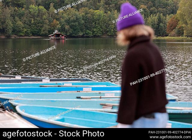 01 October 2023, Saxony-Anhalt, Thale: A woman stands on the jetty of the Wendefurth dam in the Harz Mountains. With the onset of autumn