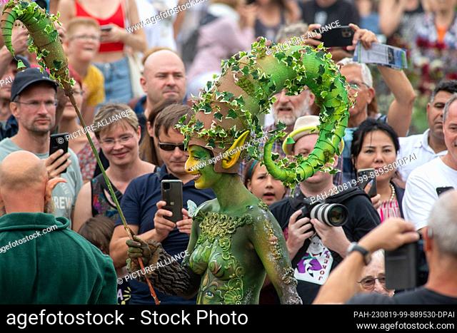 19 August 2023, Mecklenburg-Western Pomerania, Heringsdorf: Model Sarah presents her body painted by body painting artist Enrico Lein at the Bodypainting...