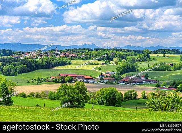 Germany, Bavaria, Upper Bavaria, district of Rosenheim, Feldkirchen-Westerham, districts Großhöhenrain and Thal, Glonntal with town view towards Mangfall...