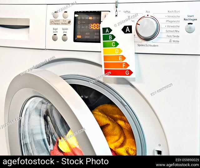 Moderne Waschmaschine mit Ökolabel