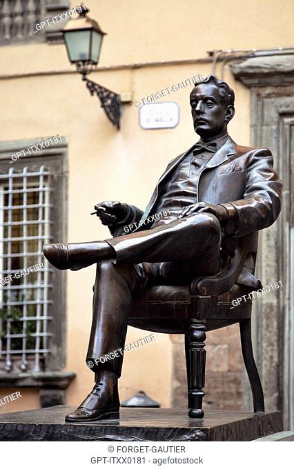 STATUE OF GIACOMO PUCCINI, PLACE CITADELLA, THE COMPOSER'S BIRTHPLACE, LUCCA, TUSCANY, ITALY