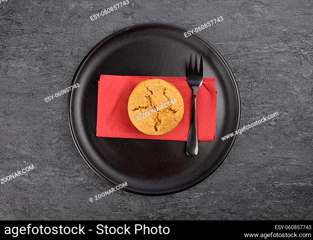 Muffin auf Teller und Schiefer - Muffin on plate and shale