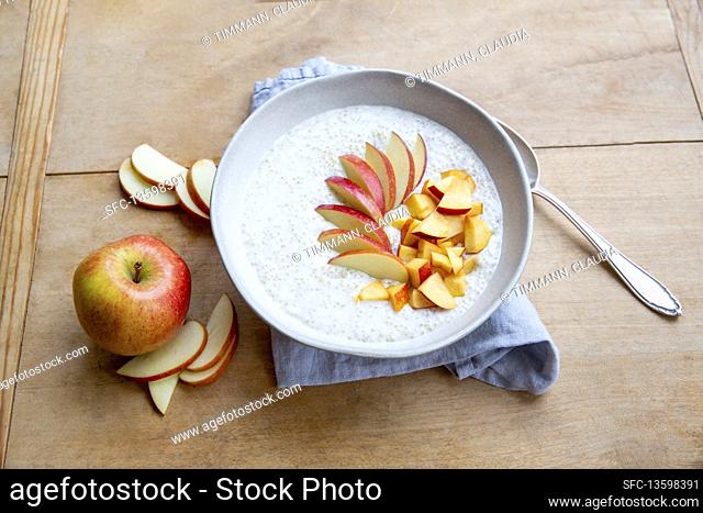 Quinoa yogurt with apple slices