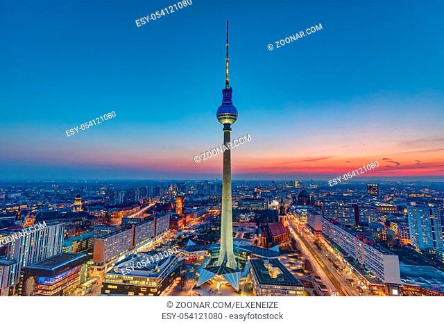 Die Berliner Skyline mit dem berühmten Fernsehturm während der blauen Stunden