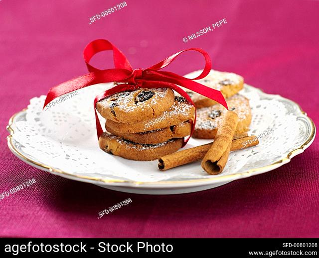 Cinnamon biscuits with icing sugar as a gift