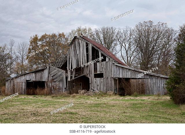 USA, Arkansas, Abandoned farm house