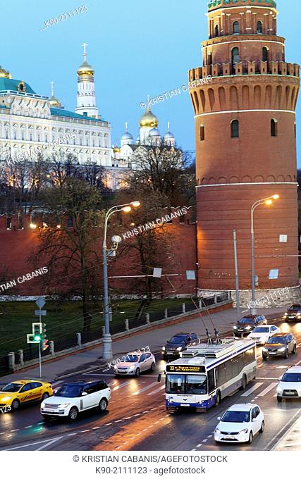 Traffic along the embankment at the wall of the Kremlin with Annunciation Cathedral in the background, Moscow, Russia, Europe