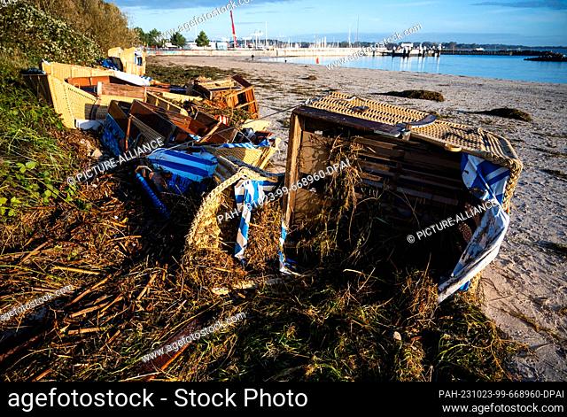 23 October 2023, Schleswig-Holstein, Kiel-Schilksee: Destroyed beach chairs lie on the beach of the Baltic Sea after a storm surge