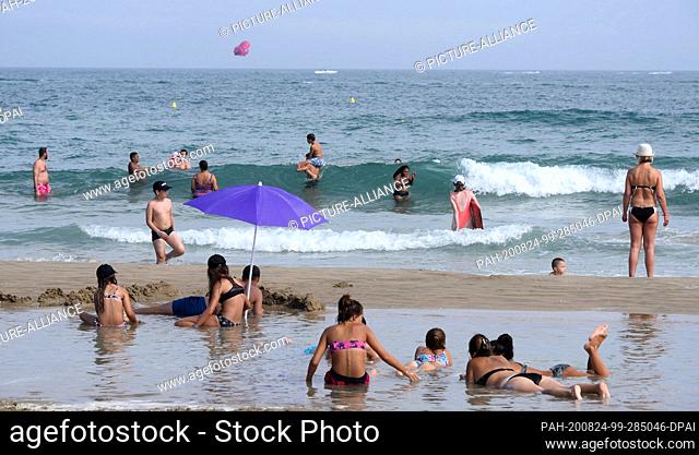 13 August 2020, France, Marseillan: Bathers in the warm Mediterranean Sea in Marseillan Plage. Photo: Waltraud Grubitzsch/dpa-Zentralbild/ZB