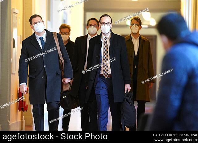 10 November 2021, Hamburg: Co-defendant Christian Wiesmann (4th from left), Hamburg boss of FKP Scorpio, and his lawyer Matthias Peukert (l) walk to the trial...