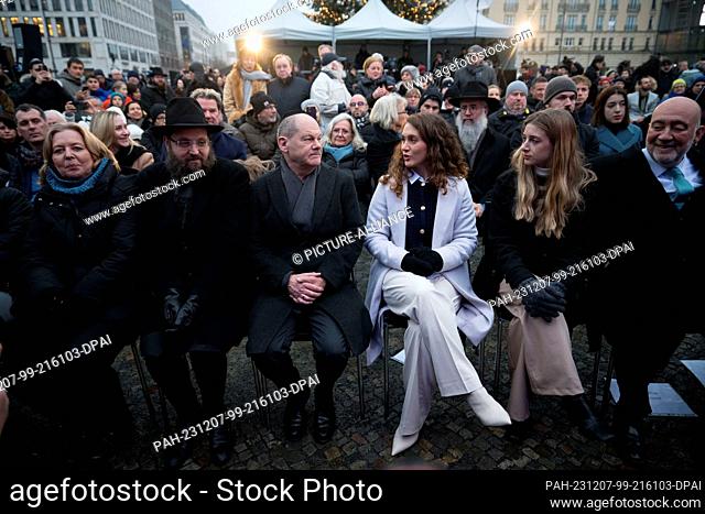 07 December 2023, Berlin: Bundestag President Bärbel Bas (SPD, l-r), Rabbi Yehuda Teichtal, Chairman of the Jewish Education Center Chabad Lubavitch Berlin