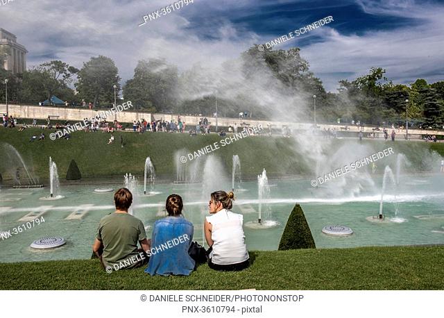 France, Ile de France, Paris, 16th district, tourists in front of the fountains in the Trocadero Gardens