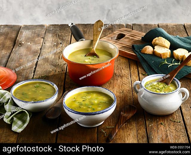 sopa minestrone con judías verdes, calabacín y patatas