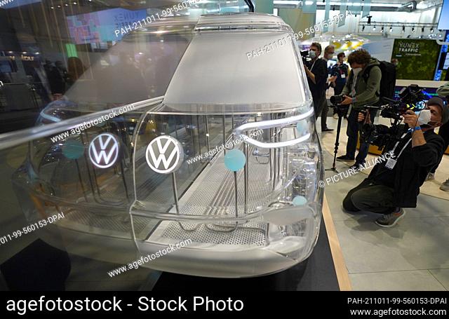 11 October 2021, Hamburg: The outline of a VW Bulli can be seen at the Volkswagen and Moia stand during a tour of the exhibition halls at the ITS World Congress...