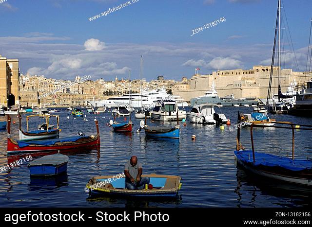 Blick von Senglea über den Yachthafen auf Fort St. Angelo in Vittoriosa, im Hintergrund Valletta, Malta