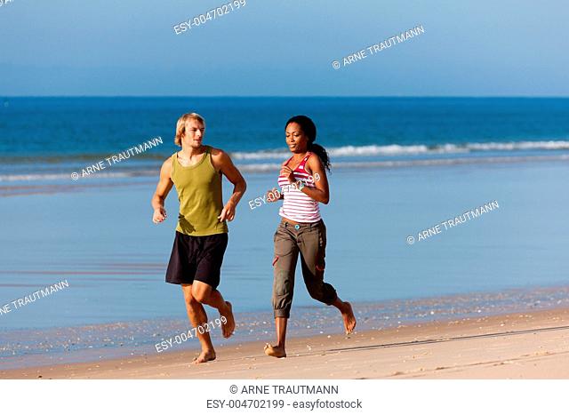 Sport Paar beim Jogging am Strand