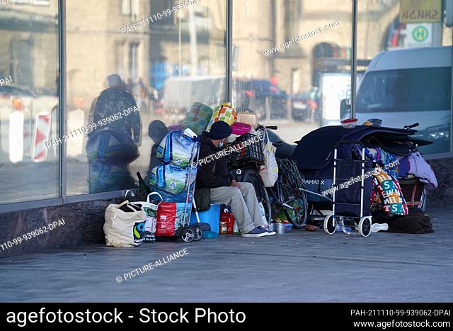 09 November 2021, Hamburg: Homeless people sit in front of a vacant shop in the city centre. The Chamber of Commerce and the Trägerverbund Innenstadt have...