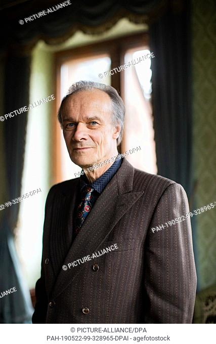 21 May 2019, North Rhine-Westphalia, Königswinter: Edgar Selge, actor, as Golo Mann, is standing at the window during the shooting of the television film...
