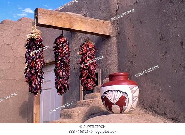 USA, NEW MEXICO, TAOS PUEBLO, ADOBE, POTTERY AND CHILE PEPPERS