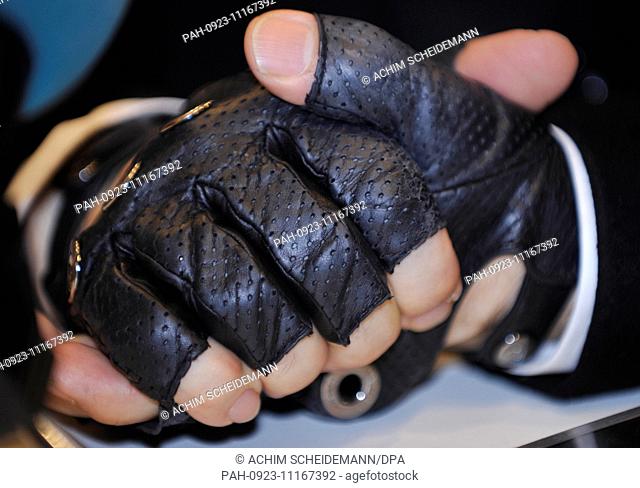 La imagen muestra las manos del diseñador de moda alemán Karl Lagerfeld durante la presentación de su exposición en la antigua base de lanzamiento de cohetes en...
