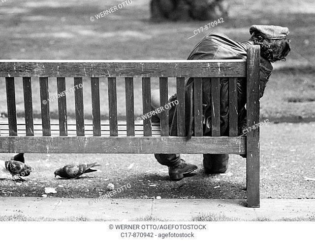 Seventies, black and white photo, people, homeless man sits on a bench and sleeps, aged 30 to 50 years, Great Britain, England, London
