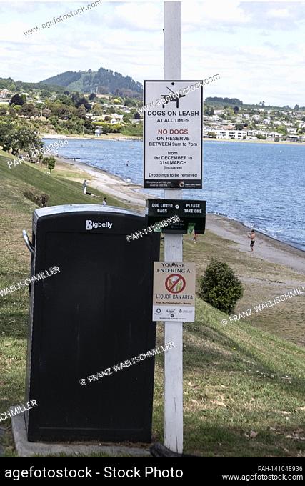 Large rubbish bin, garbage can and a sign for dog owners, dogs, dogs on leash, leash, leash, only on the leash, on the shores of Lake Taupo, crater lake