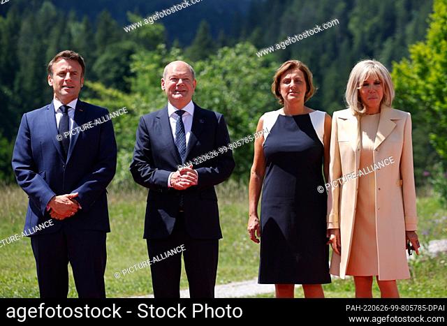 26 June 2022, Bavaria, Elmau: Emmanuel Macron (l), President of France, and Brigitte Macron (r) , wife of President Macron of France