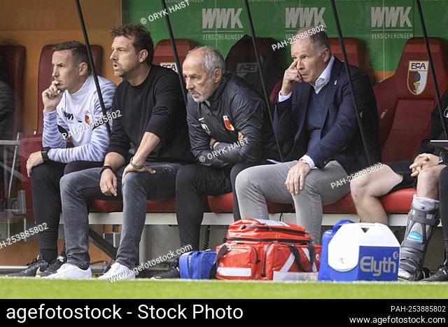 Skepticism ... Augsburg - Bank with Augsburg - coach Markus WEINZIERL and Augsburg - manager Stefan REUTER (A). Soccer, FC Augsburg - Bayer 04 Leverkusen 1: 4