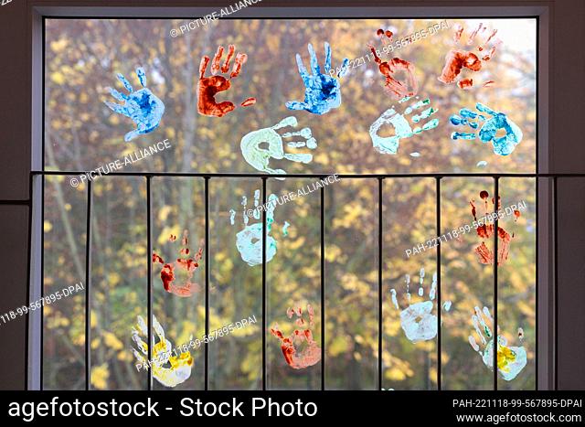 18 November 2022, Thuringia, Erfurt: Children have left colored imprints of their hands on a window in the kindergarten ""Buchenberg""