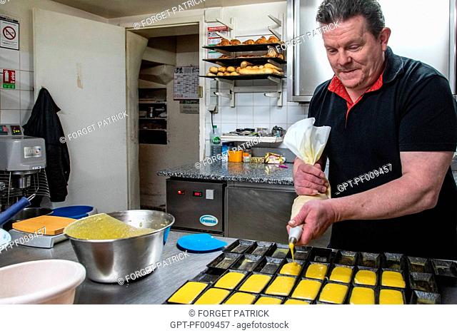 ARTISAN BAKER PREPARING SMALL CAKES IN HIS KITCHEN, RUGLES (27), FRANCE