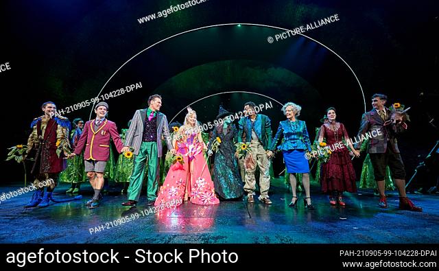 05 September 2021, Hamburg: The musical actors Andreas Lichtenberger (3rd from left) as the Wizard of Oz, the two witches Jeannine Wacker (4th from left) as...