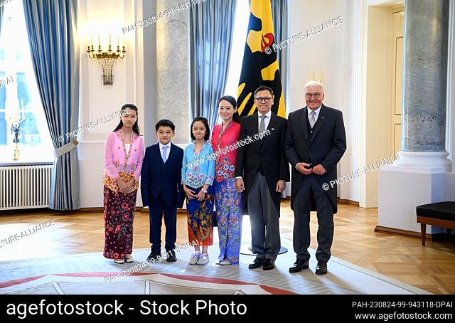 24 August 2023, Berlin: Lee Chong Hock (2nd from right), Ambassador of the Republic of Singapore to Germany, is accredited by German President Frank-Walter...