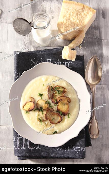 Cream of potatoes with ceps