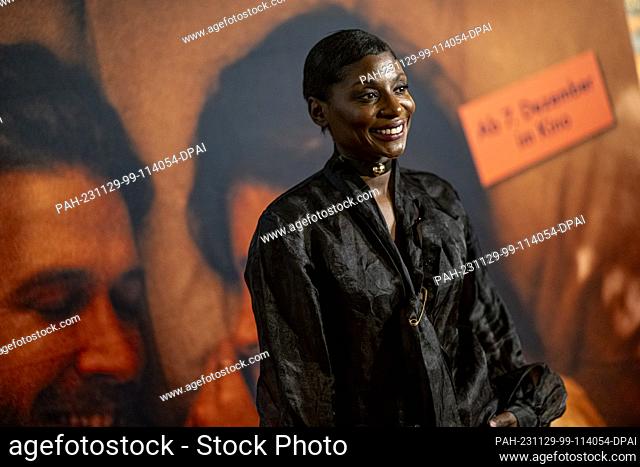 28 noviembre 2023, Berlín: Nikeata Thompson, actriz y coreógrafa, llega a la alfombra roja en el estreno de la película "Falling into Place" en el Astor Film...
