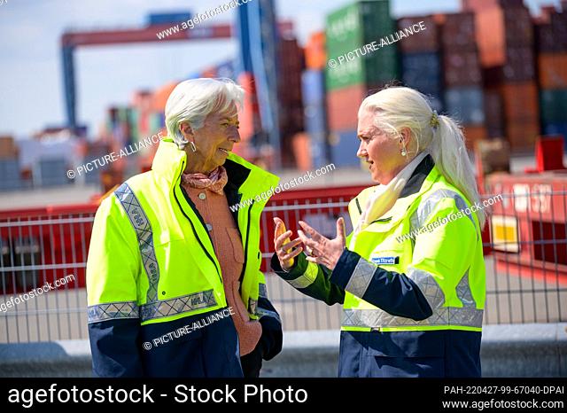 27 April 2022, Hamburg: Christine Lagarde (l), President of the European Central Bank (ECB), stands next to Angela Titzrath