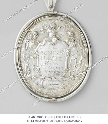 Death of Agneta Deutz, Lady of Hofdijk, Medal or plaque of silver, made on the occasion of the death of Agneta Deutz, Lady of Hofeijk, enclosed in a metal ring