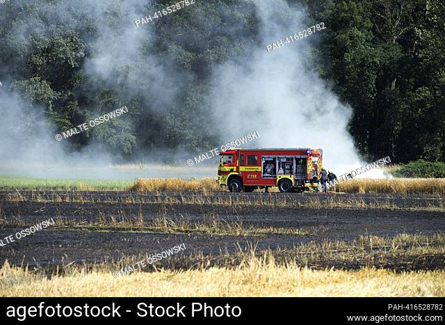 The Ratingen fire brigade extinguishes a burning corn field in Ratingen-Breitscheid, an overheated combine harvester had set the field on fire, fire, fire, heat