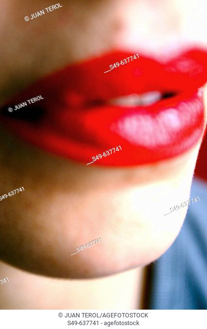 Retrato frontal de los labios pintados de una mujer