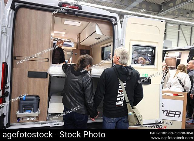 28 October 2023, Thuringia, Erfurt: Visitors inform themselves about a motorhome at the trade fair ""Reisen & Caravan 2023""