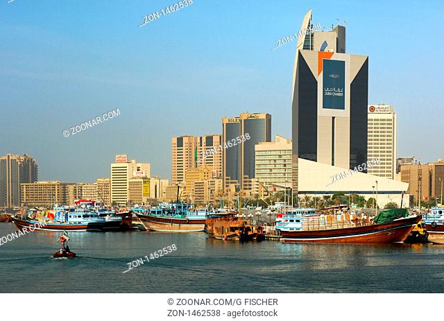 Hafen der traditionalle Dhau-Schiffe am Dubai Creek vor der Kulisse moderner Hochhäuser der Natinal Bank Dubai, der Industrie- und Handelskammer und dem Dubai...
