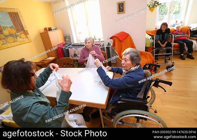 21 February 2020, Bavaria, Altusried: Theresia Dauner (l-r), head of the nursing service, and the residents of the dementia residential community Liselotte...