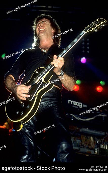 Whitesnake's Mel Galley performing live at a 'Slide it in' tour concert at Wembley Arena. London, 03.03.1984 | usage worldwide